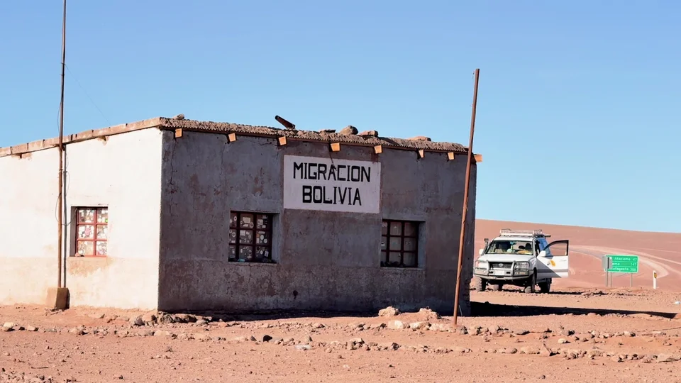 Migracion Bolivia border crossing building between Chile and Bolivia