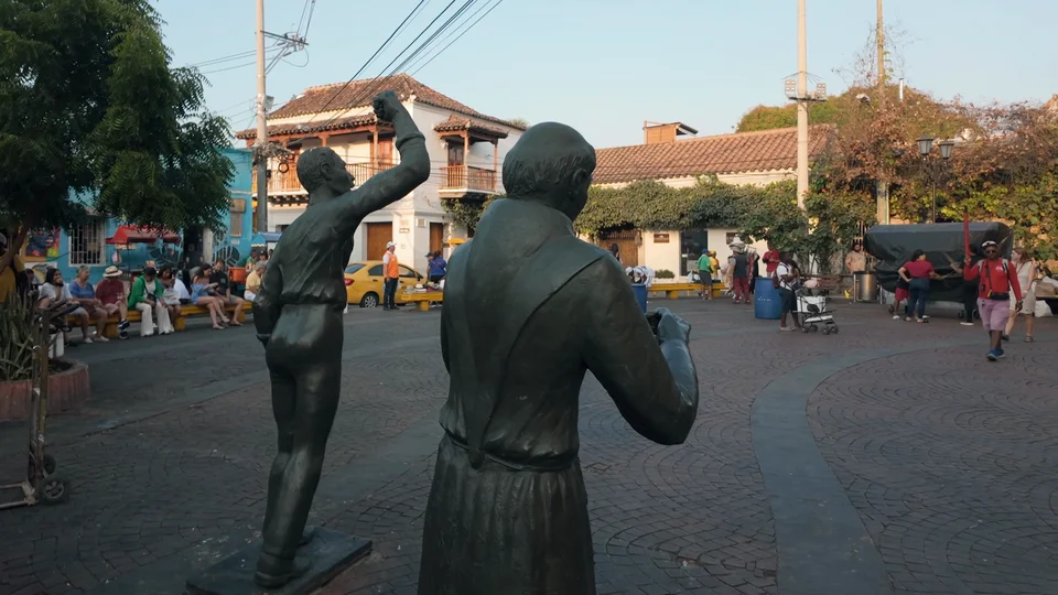Statue in Plaza Trinidad, Getsemaní, Cartagena, at dusk
