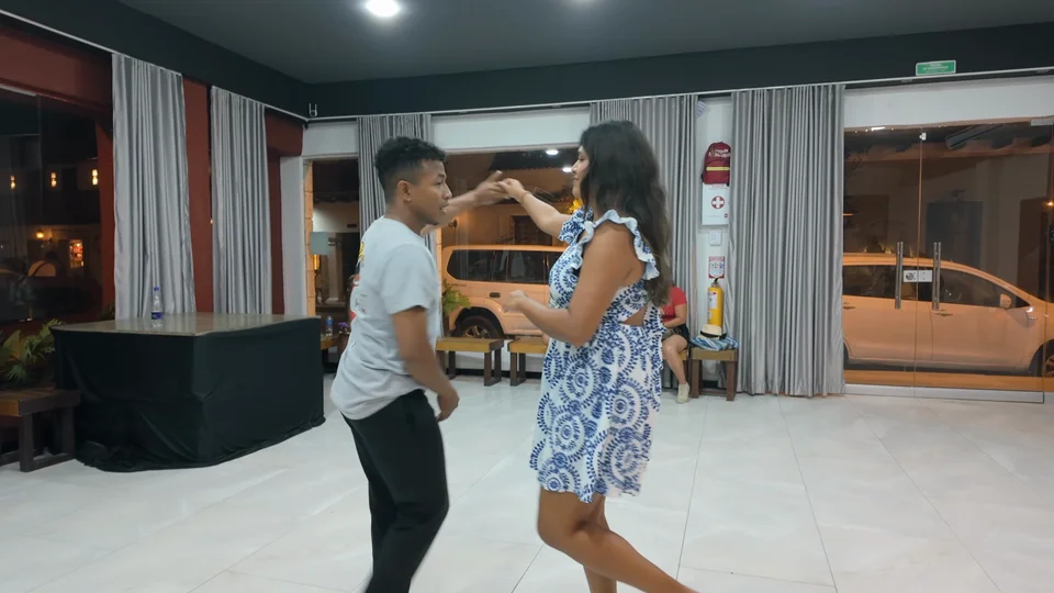 Couple practising salsa steps in a dance studio in Cartagena
