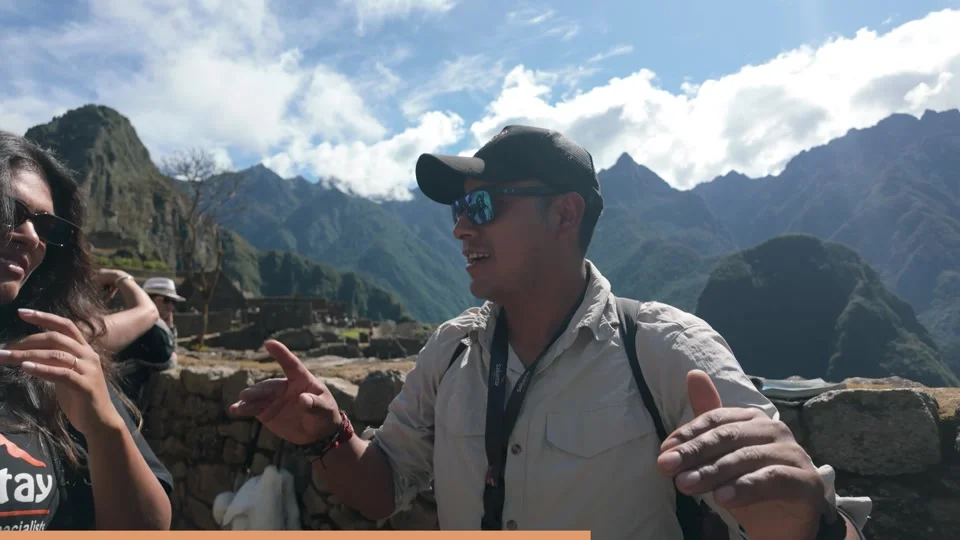 Guide explaining the history of Machu Picchu
